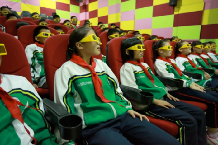 科技与视觉结合的最尖端产品5d电影院，视觉效果不输专业影院，让追光学子在学校就能感受到尖端科技发展的魅力