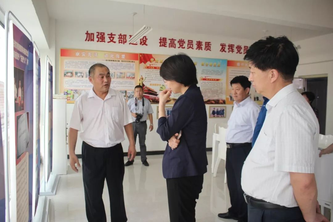 市委常委统战部长郝艳红一行观摩调研追光小学